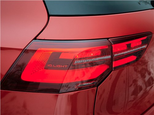 Volkswagen Golf GTI (2021) задний фонарь
