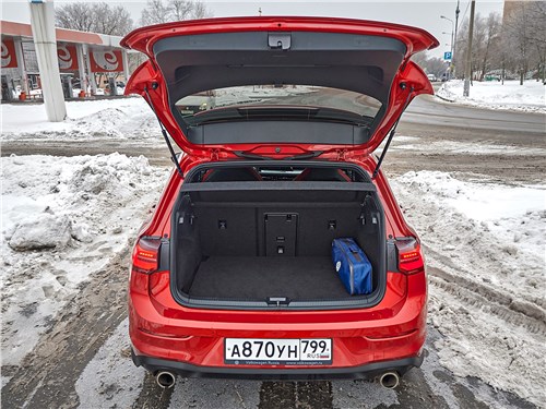Volkswagen Golf GTI (2021) багажное отделение
