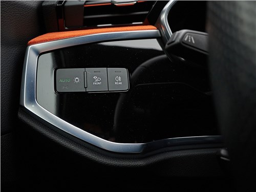 Audi Q3 Sportback S tronic quattro Sport (2021) кнопки на руле