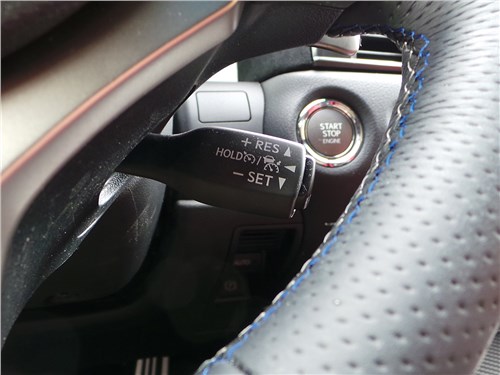 На Lexus GS-F управление круиз-контролем вынесено на подрулевой рычажок
