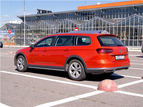 Volkswagen Passat Alltrack 2016 вид сзади