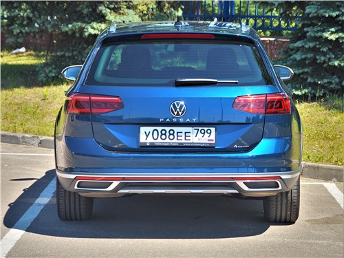 Volkswagen Passat Alltrack (2020) вид сзади