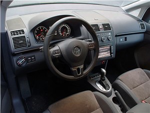 Volkswagen Touran 2011 водительское место