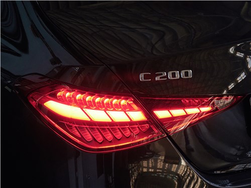 Mercedes-Benz C200 (2022) задний фонарь