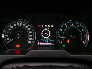 Jaguar XF 2011 приборная панель
