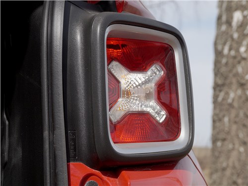 Jeep Renegade 2014 задний фонарь