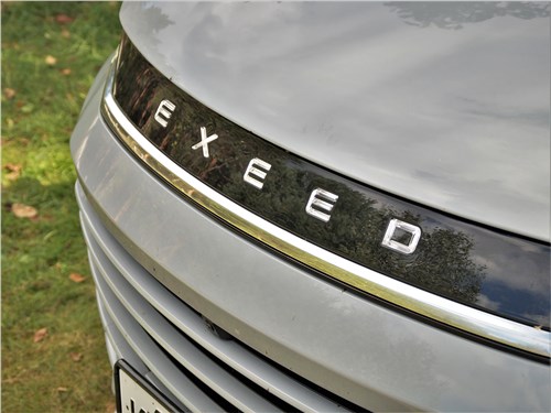 Exeed TXL (2022) логотип на капоте