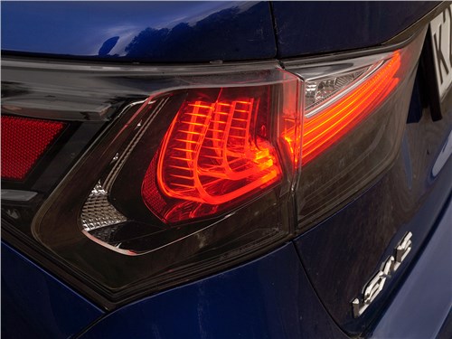 Lexus GS F 2016 задний фонарь