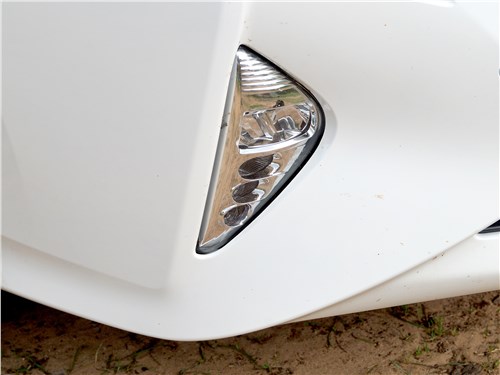 Toyota Prius 2016 «противотуманка»