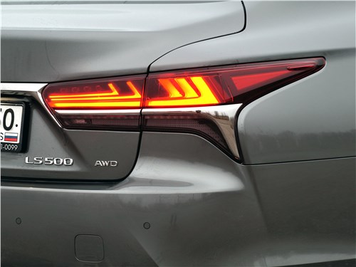 Lexus LS 500 2018 задний фонарь