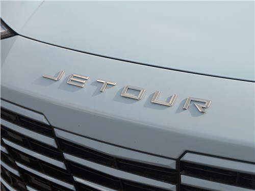Jetour Dashing (2023) логотип на капоте
