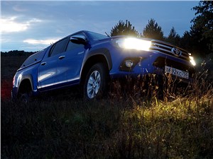 Toyota HiLux 2016 вид спереди