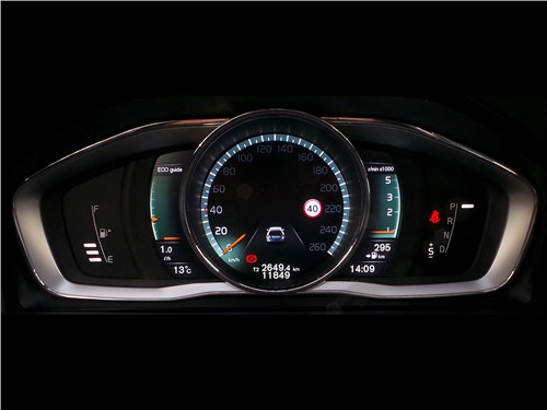 Volvo V60 Cross Country 2015 приборная панель