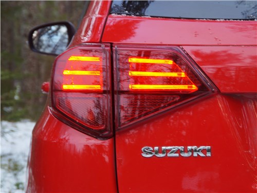 Suzuki Vitara Hybrid (2020) задний фонарь