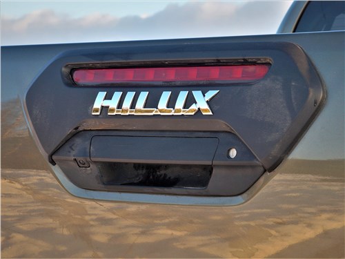 Toyota Hilux (2021) накладка