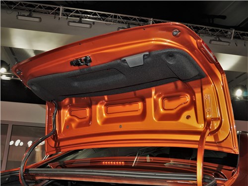 Lada Vesta (2015) дверь багажника