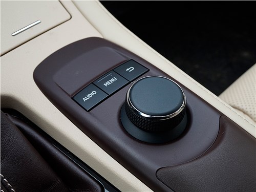 Lexus ES 200 2016 управление мультимедиасистемой