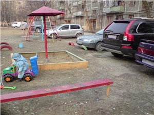 За парковку на детской площадке штраф 200 тыс. рублей