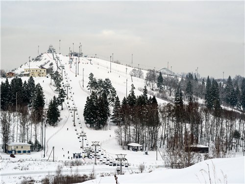 Горы в Дмитровском районе серьезные, конечно, не Альпы, зато ехать далеко не надо