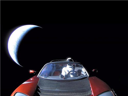 Tesla Roadster - год в космосе