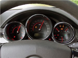 Cadillac CTS-V 2009 приборная панель