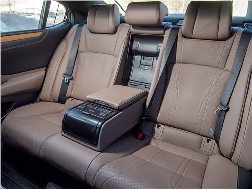 Lexus ES (2022) задний диван