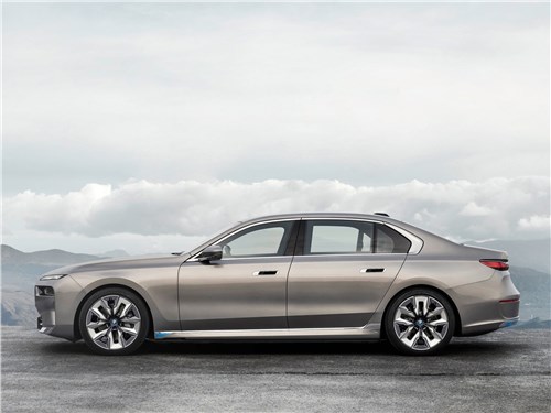 BMW i7 (2023) вид сбоку