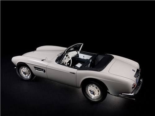 Благодаря длинному капоту, смещенному к «корме» салону и характерным задним крыльям BMW 507 в статике напоминала готовую к прыжку кошку