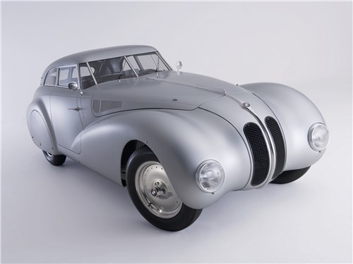 В 1939 году BMW выпустила свою версию «328-й» с обтекаемым кузовом купе. Идея усеченного хвоста уже в 1960-е будет реализована на британских универсалах Shooting Brake и итальянских спорткарах