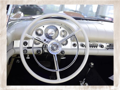 T-Bird 1957 c «безопасными» торпедо и рулем 