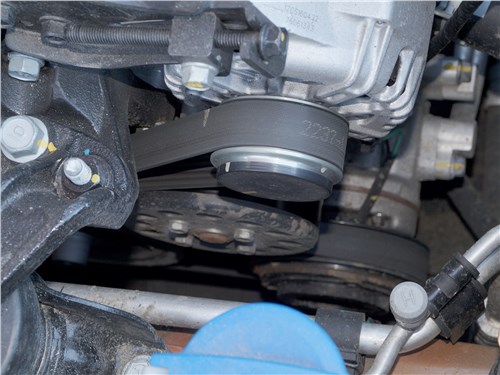На 1,6-литровом двигателе KIA Rio поликлиновой ремень охватывает пять шкивов, включая один обводной ролик