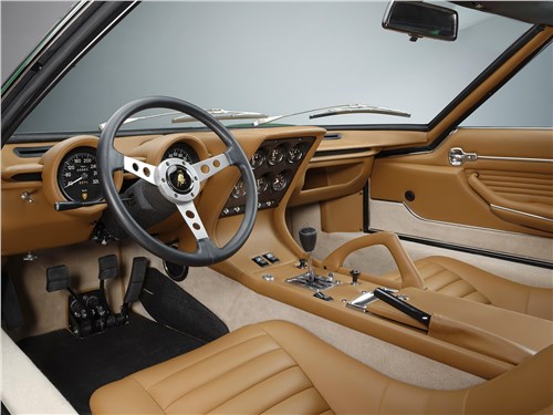 С опциональной кожаной обивкой интерьер Miura смотрится вполне презентабельно 