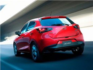Mazda 2 2015 вид сзади