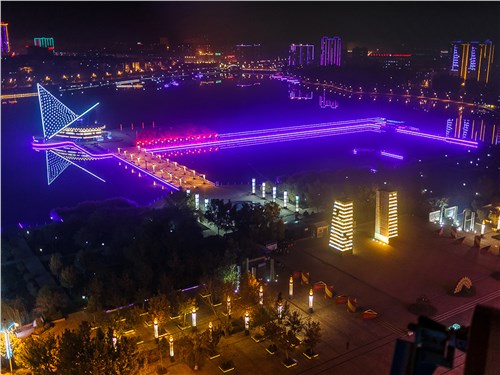 С наступлением ночи китайские города светятся всеми цветами радуги