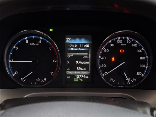 Toyota RAV4 2016 приборная панель