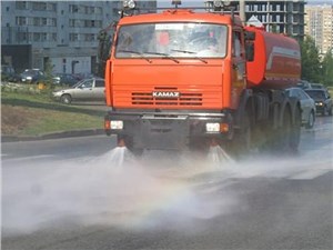 Московские дороги моют даже во время дождя