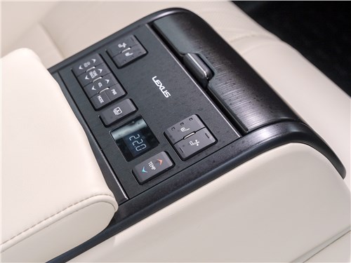 Lexus ES 2019 задний пульт управления