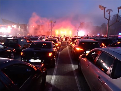 В Германии состоялась огромная дискотека на автомобилях