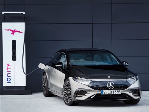 Mercedes-Benz EQS (2022) вид спереди