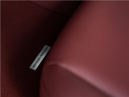 Mazda CX-9 Century Edition (2021) шильдик в салоне