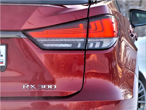 Lexus RX (2020) задний фонарь