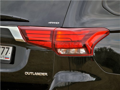 Mitsubishi Outlander (2021) задний фонарь