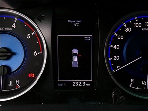 Toyota HiLux 2016 приборная панель