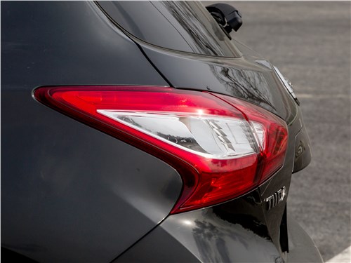 Nissan Tiida 2015 задний фонарь