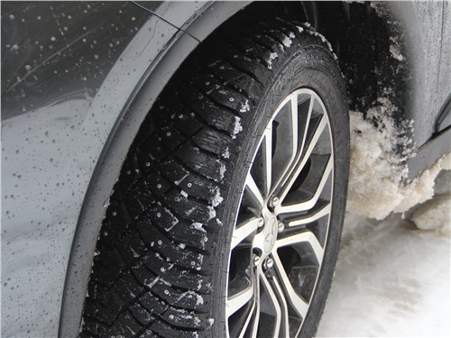 Справиться с тяжелой дорогой помогли шипованные шины Nitto Therma Spike, они комфортны на дороге, неплохо «гребут» рыхлый снег, а также отлично цепляются за ледяную корку