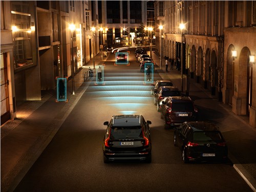 Volvo XC90 2015 в темноте 