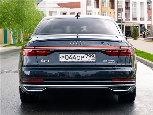 Audi A8 2018 вид сзади