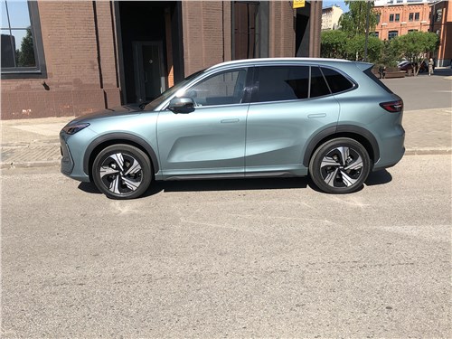 Geely EX5 (2025) вид сбоку