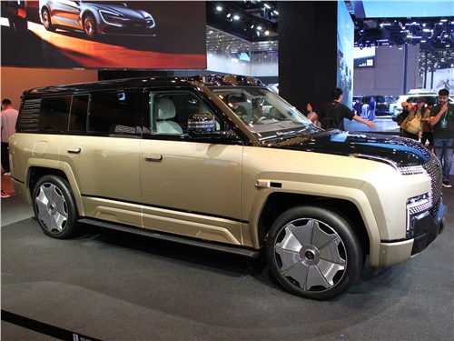Гибридный внедорожник YangWang U8L (суббренд BYD) 