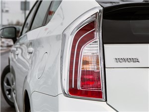Toyota Prius 2015 задний фонарь